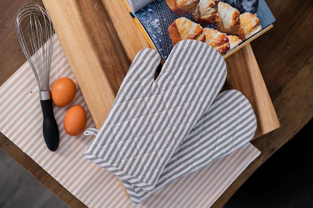 Fabstyles Bistro Stripe Oven Mitt Set: Stylish Safety for Your Kitchen