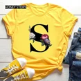 thumbnail image 3 of Venta caliente de flores de gran tamaño 26 letras en inglés negro moda tendencia estampado hombres y mujeres Casual camiseta amarilla de manga corta, 3 of 5