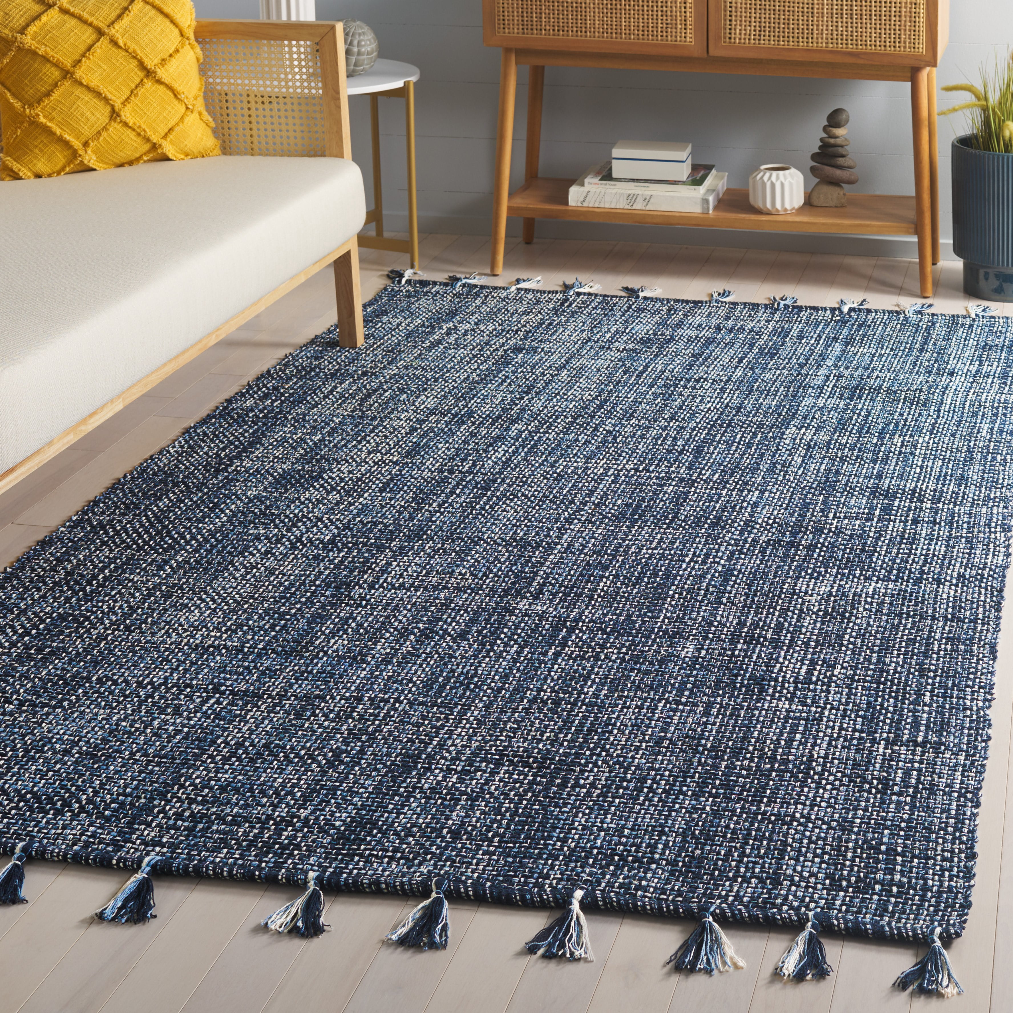 SAFAVIEH Montauk Ombre Solid Area Rug, Navy, 6' x 9'