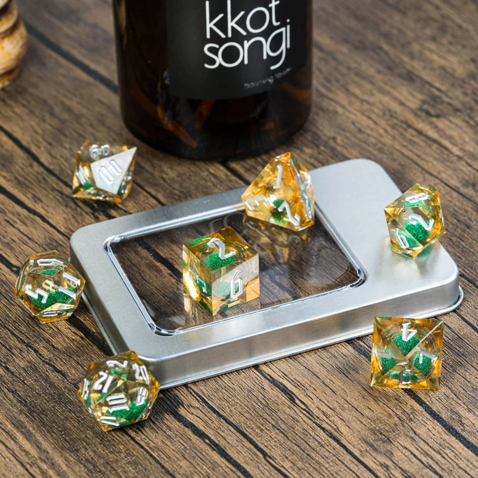 Cusdie Sharp Edges DND Dice, Liquid Core Quicksand Dice, 7 PCs D&D Dice, Handcrafted Polyhedral Dice Set, for TTRPG Role Playing Game Pathfinder