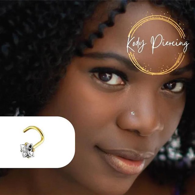 Perno curvo de oro macizo de 14 quilates con piercing Kody adornado con una circonita cuadrada de 1,5 mm