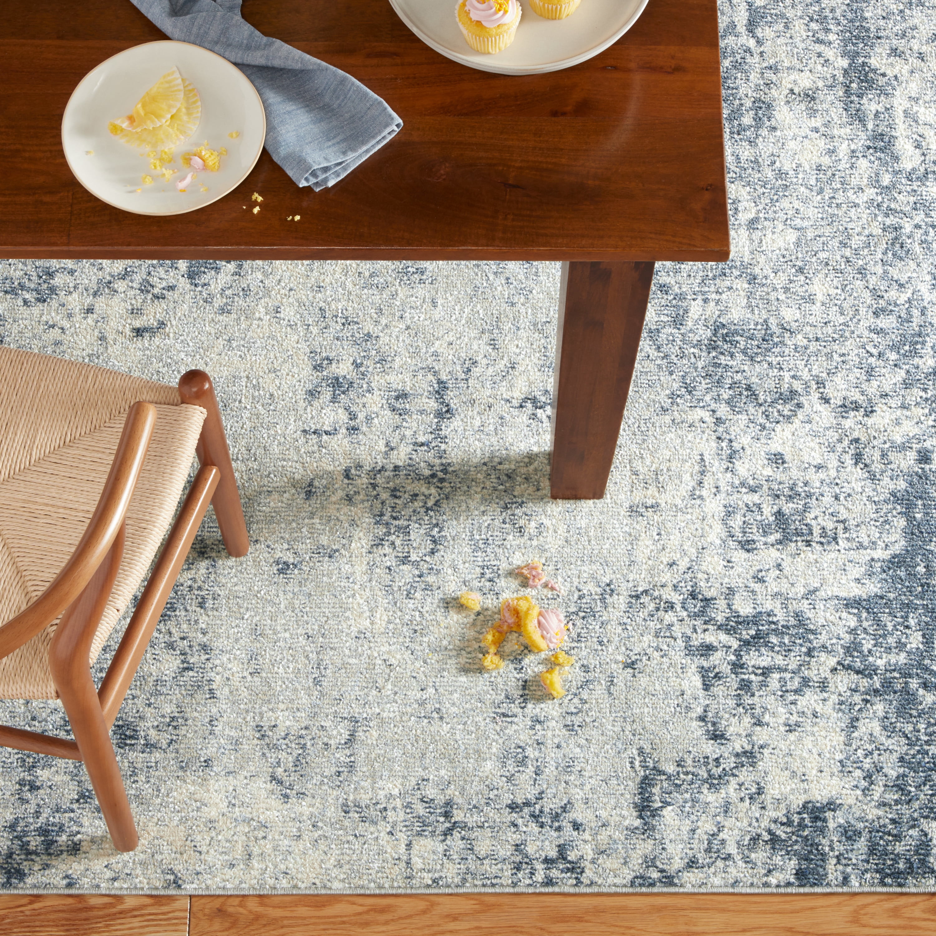 TOWN & COUNTRY EVERYDAY Rein Abstract Cloud Everwash® Washable Area Rug with Non-Slip Backing, Pet Friendly Rug, Blue/Grey, 5'2"x7'2"