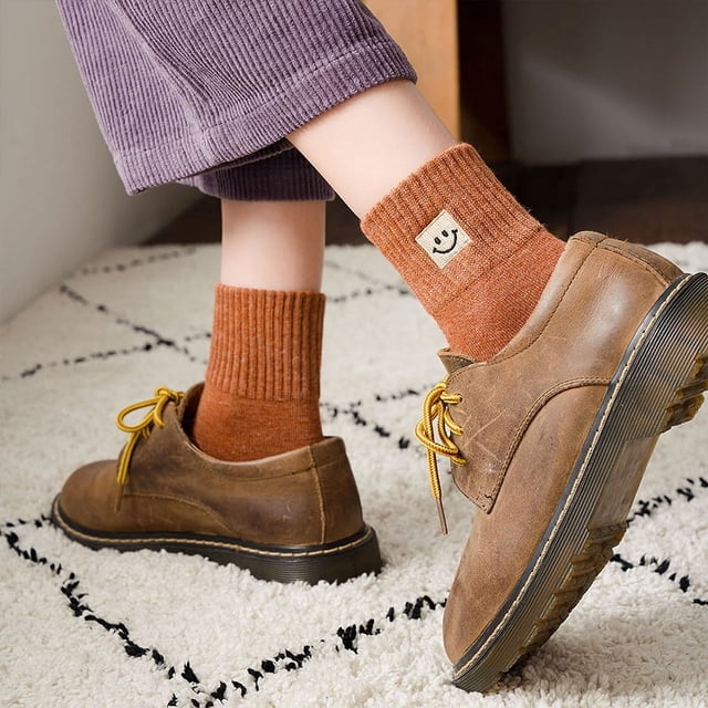 Calcetines de mujer de primavera y verano con cara sonriente bordada de algodón calcetines hasta la mitad de la pantorrilla calcetines casuales y versátiles de moda de primavera y otoño calcetines