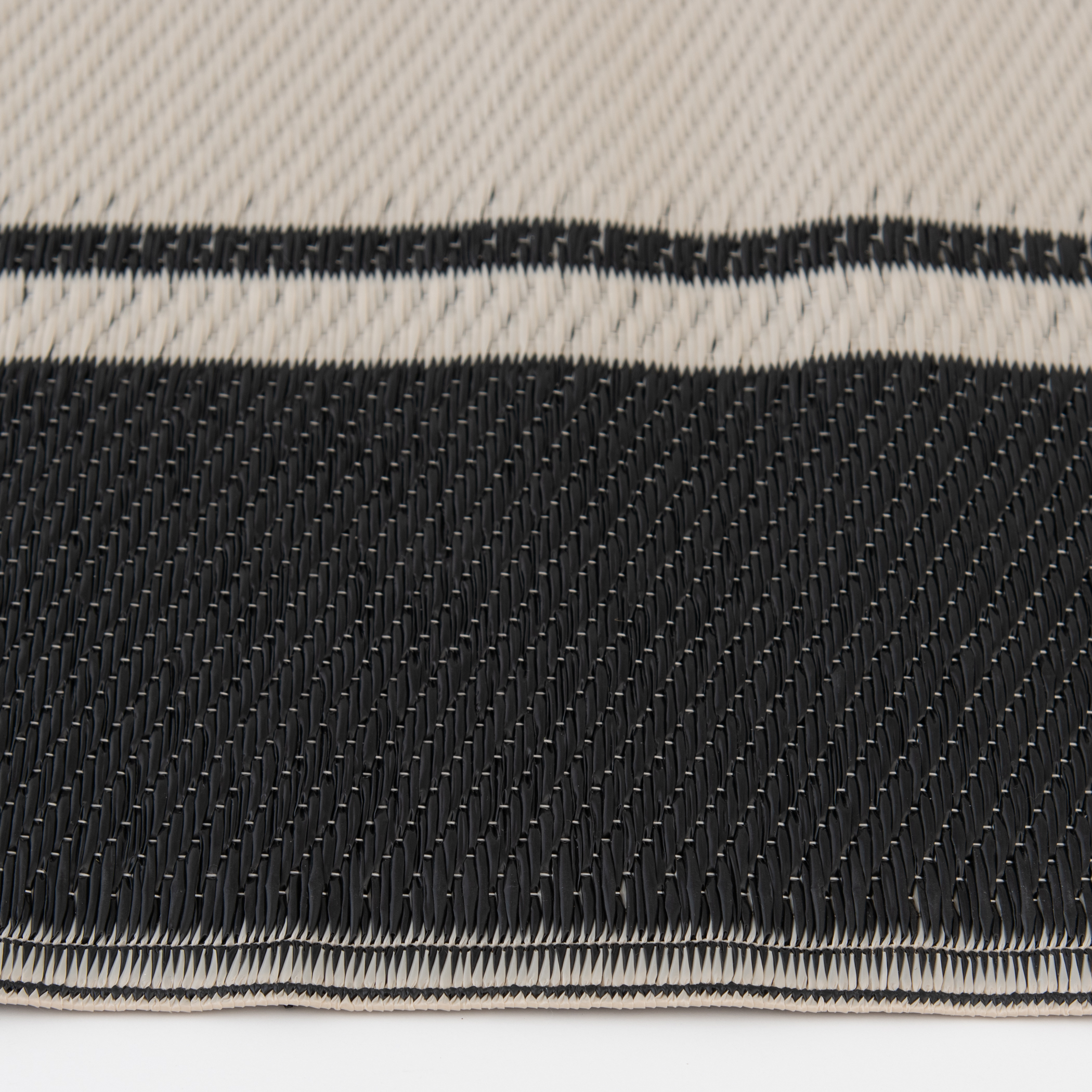 Mainstays Black Border 5'x7' Outdoor Rug photo 4