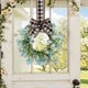 thumbnail image 2 of Guirnalda de flores de plástico con lazo y margaritas artificiales. Adorno colgante para puerta, ventana o pared para el hogar, estilo rústico, interior o exterior, entrada o sala de estar., 2 of 6