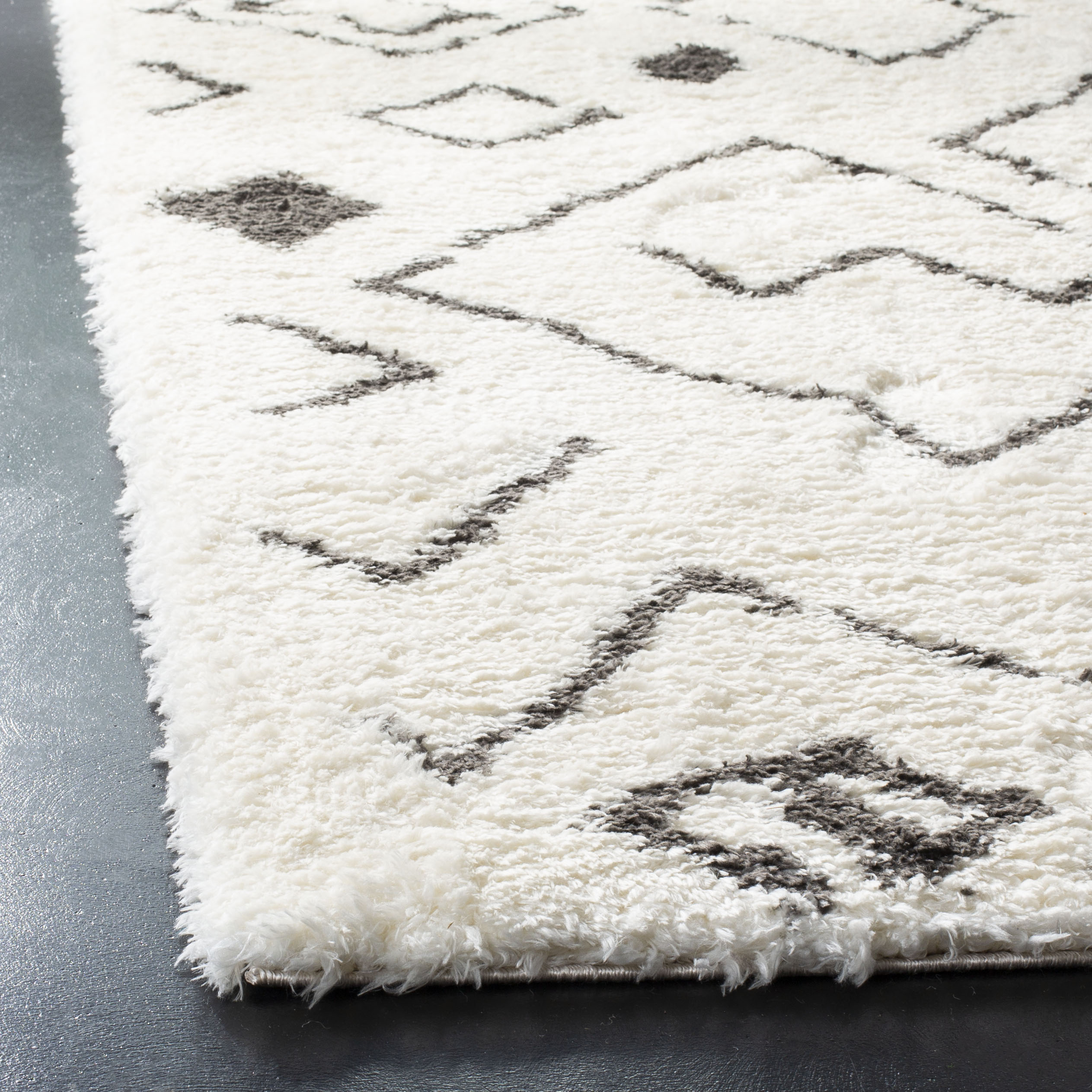 Safavieh Flokati Aiden Geometric Shag Area Rug, Ivory/Charcoal, 5'3" x 7'6"