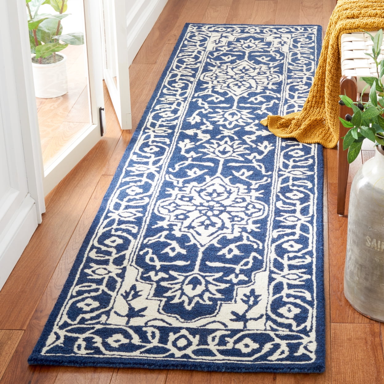 SAFAVIEH Micro-Loop Hailey Medallion Area Rug, Navy/Ivory, 4' x 6'