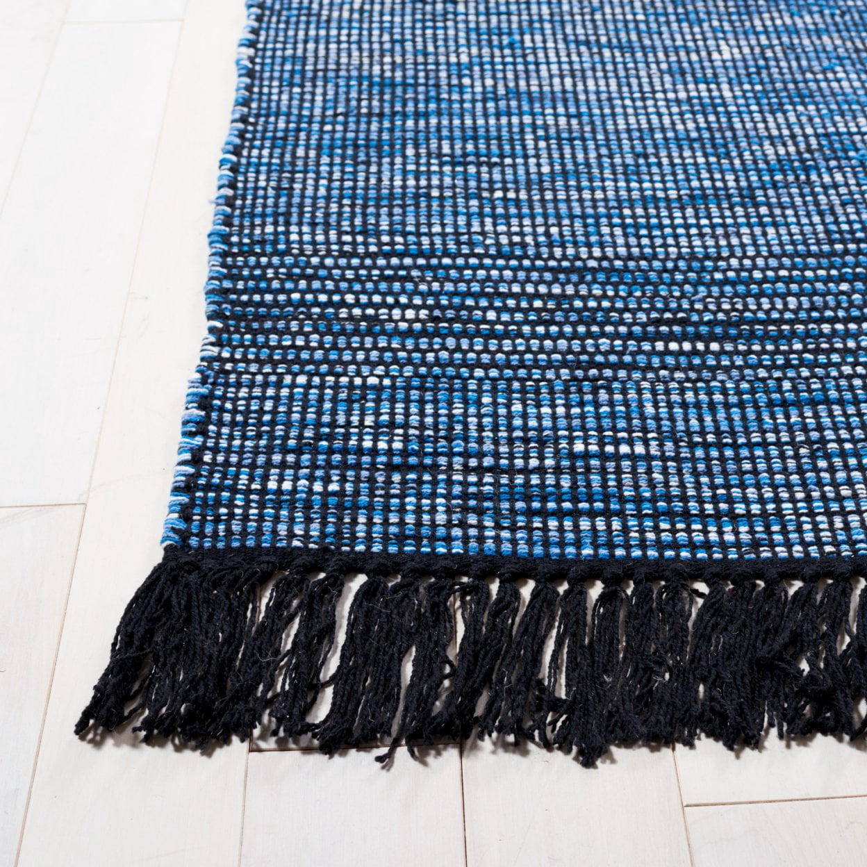 SAFAVIEH Montauk Kelsey Distressed Cotton Area Rug, Blue/Black, 5' x 8'