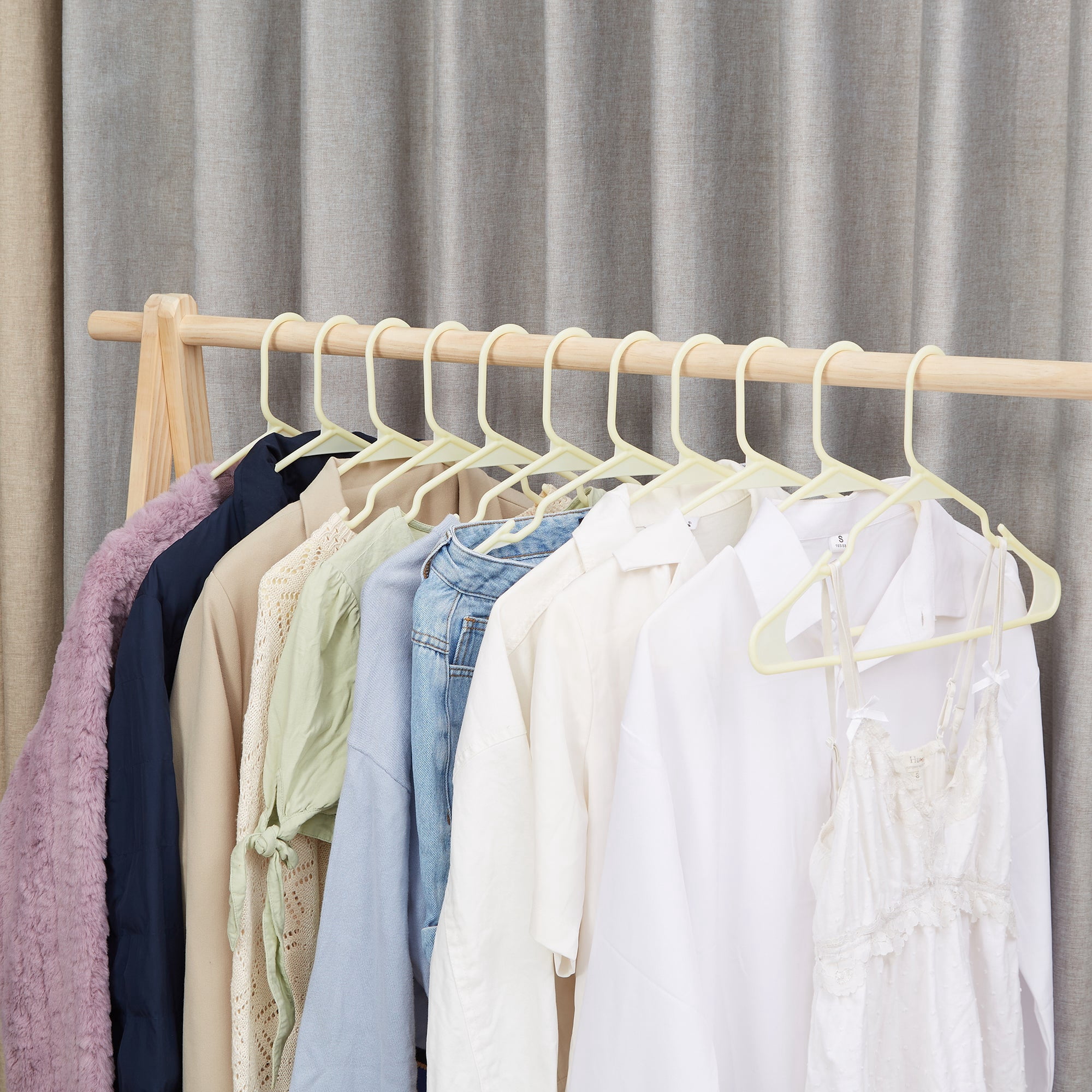 VECELO 25 Pack Plastic Hanger, Space Saving, Sturdy Heavy Duty Clothing Notched Hangers, Beige