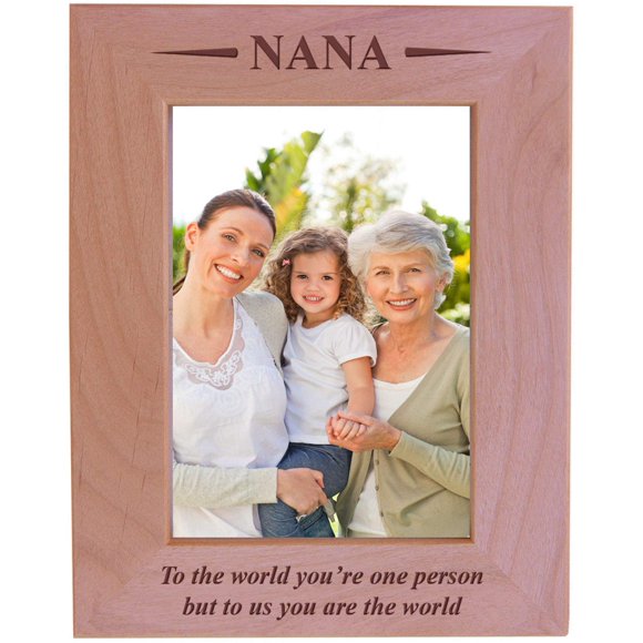CustomGiftsNow Nana - au Monde Vous Tes une Personne Mais pour Nous Vous Tes le Monde - Cadre Photo en Bois Gravé (5x7 Vertical)