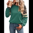 thumbnail image 2 of Camisas de Larga con Estampado de Leopardo para Mujer, Sudaderas Informales de Otoño con Cuello Redondo y Bloques de Color Verde Pavo Real XL, 2 of 10