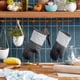 thumbnail image 2 of Juego de 2 guantes de cocina KitchenAid Albany, gris antracita, 18 x 33 cm, 2 of 5