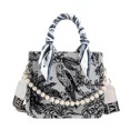 thumbnail image 3 of Bolso de mano para mujer, novedad de 2023, bolso retro romántico con cadena de perlas, bolso de mano Monet Garden, bolso cruzado de un solo hombro, bolso de pintura, bufanda de seda, 3 of 5