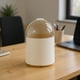 thumbnail image 1 of Mini bote de basura con tapa giratoria y extraíble | Pequeño cubo de basura de plástico para cocina, baño, oficina y escritorio | Cubo de basura compacto para sobremesa y bajo encimera | Blanco o, 1 of 6