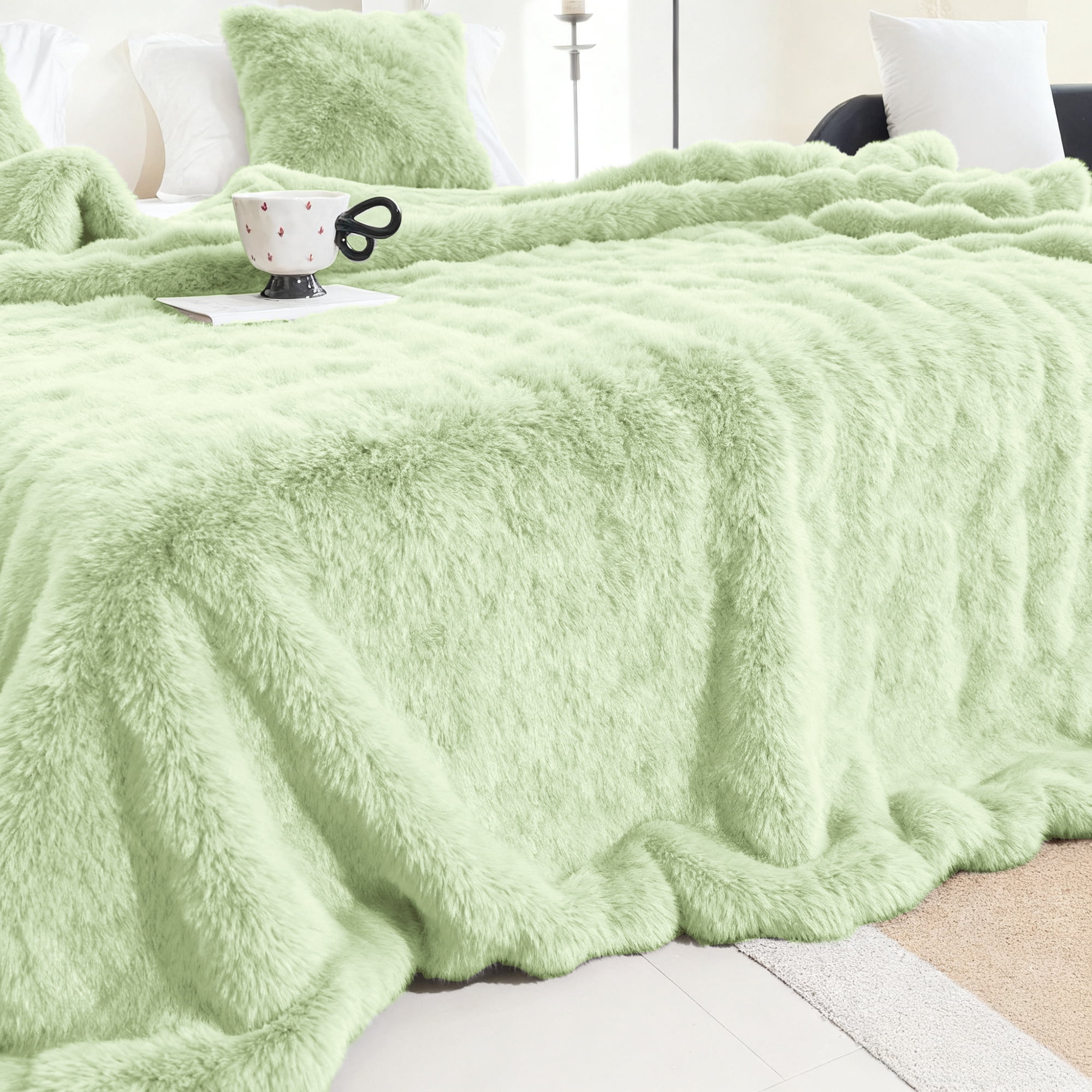 Sanmadrola Throw Blanket Faux Fur for Couch, Fuzzy Soft Plush Thick Bubble Blanket for Sofa Bedroom Living Room 60''x 80'' Green