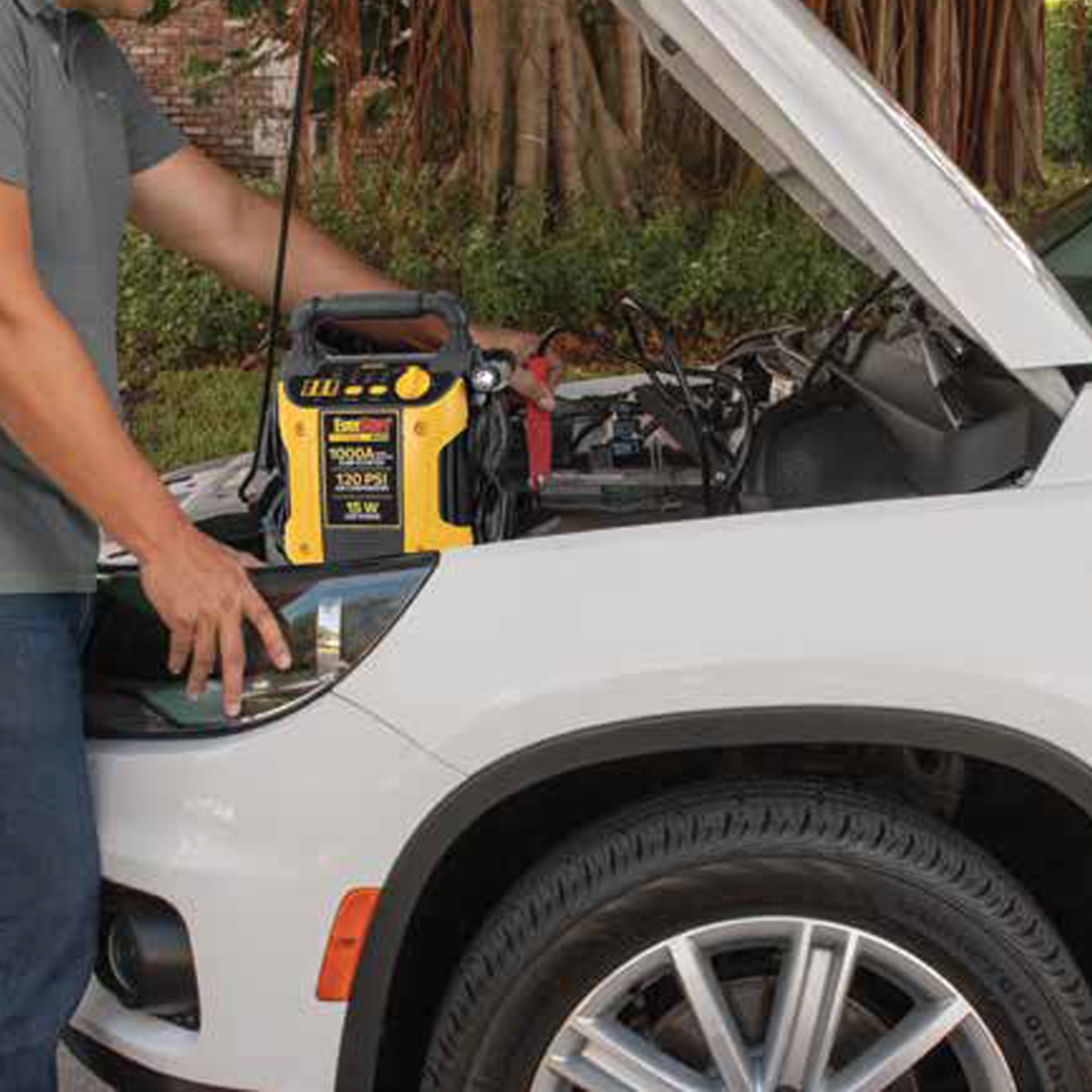 EverStart 1000 Peak Amp Jump Starter with 120 PSI Compressor, Pivoting LED Light, 3X USB Ports