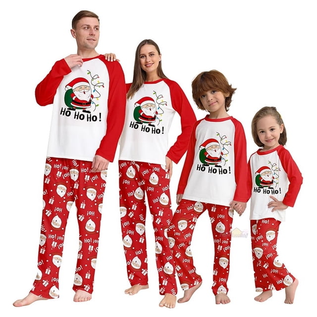 conjuntos navideños, pijamas familiares a juego, pijamas nuevos para adultos y niños de 2024 beige — familia de cuatro con camisetas tipo jersey beige y mangas largas rojas, gráfico frontal de Santa en aro verde con luces y texto HO HO HO, pantalones largos rojos con estampado repetido de caras de Santa y Ho!, ajuste más grande de lo habitual, poliéster, estilo europeo y americano, para dormir y reuniones familiares informales.