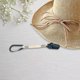 thumbnail image 4 of Clip para sombrero para viajar en el equipaje, porta sombreros, accesorio ligero de manos libres. blanco beis, 4 of 9