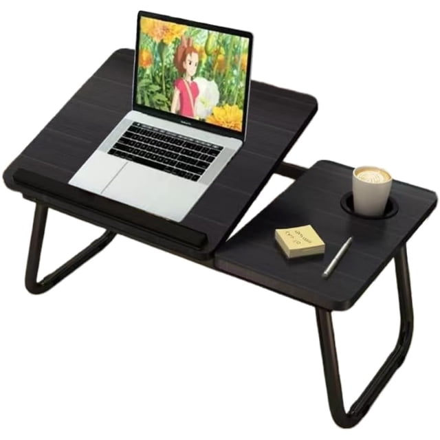 mesa para cama plegable, escritorio portatil laptop, mesita laptop con portavasos y ranura inclinación ajustable de 5 niveles comer, jugar, estudiar trabajar negro vista frontal 3/4 de mesa plegable negra para cama con tablero dividido: sección inclinable con ranura para laptop en múltiples posiciones y sección plana con portavasos circular y espacio para accesorios; patas metálicas plegables negras y acabado tipo madera oscura sobre fondo neutro; suele usarse también como apoyo portátil para desayunos o lectura.