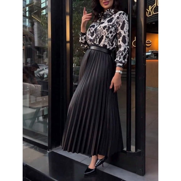 Elegant women's pleated skirt ightweight and comfortable.