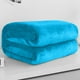thumbnail image 3 of Manta de forro polar de color liso de 100x140 cm, suave, de microfibra de poliéster, para cama, sofá, todas las estaciones, ligera, transpirable, ideal como regalo (azul cielo, 1 pieza). Rkxzt, 3 of 9