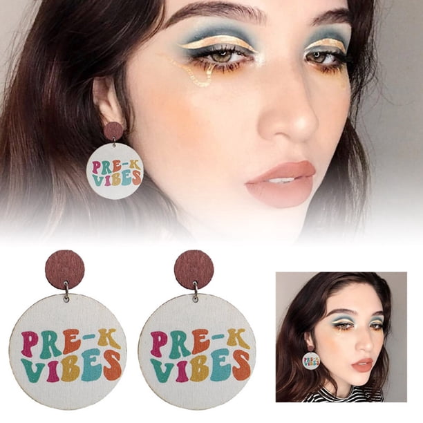 «Pendientes con letras del abecedario de colores. Pendientes de madera para estudiantes y profesores, ideales para el semestre escolar».