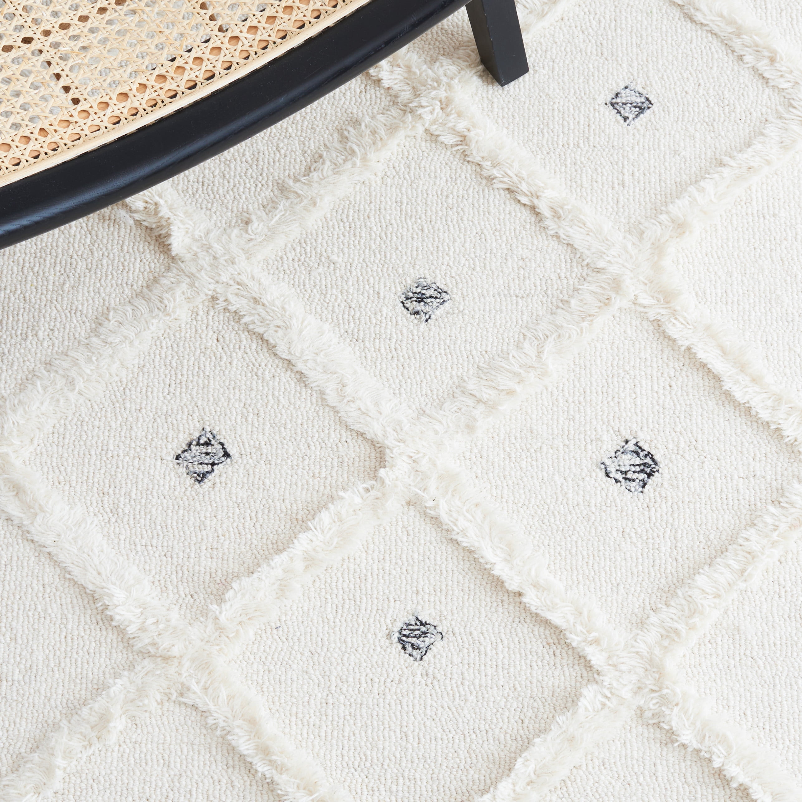 SAFAVIEH Casablanca Daisy Diamond Area Rug, Ivory/Black, 6' x 6' Square