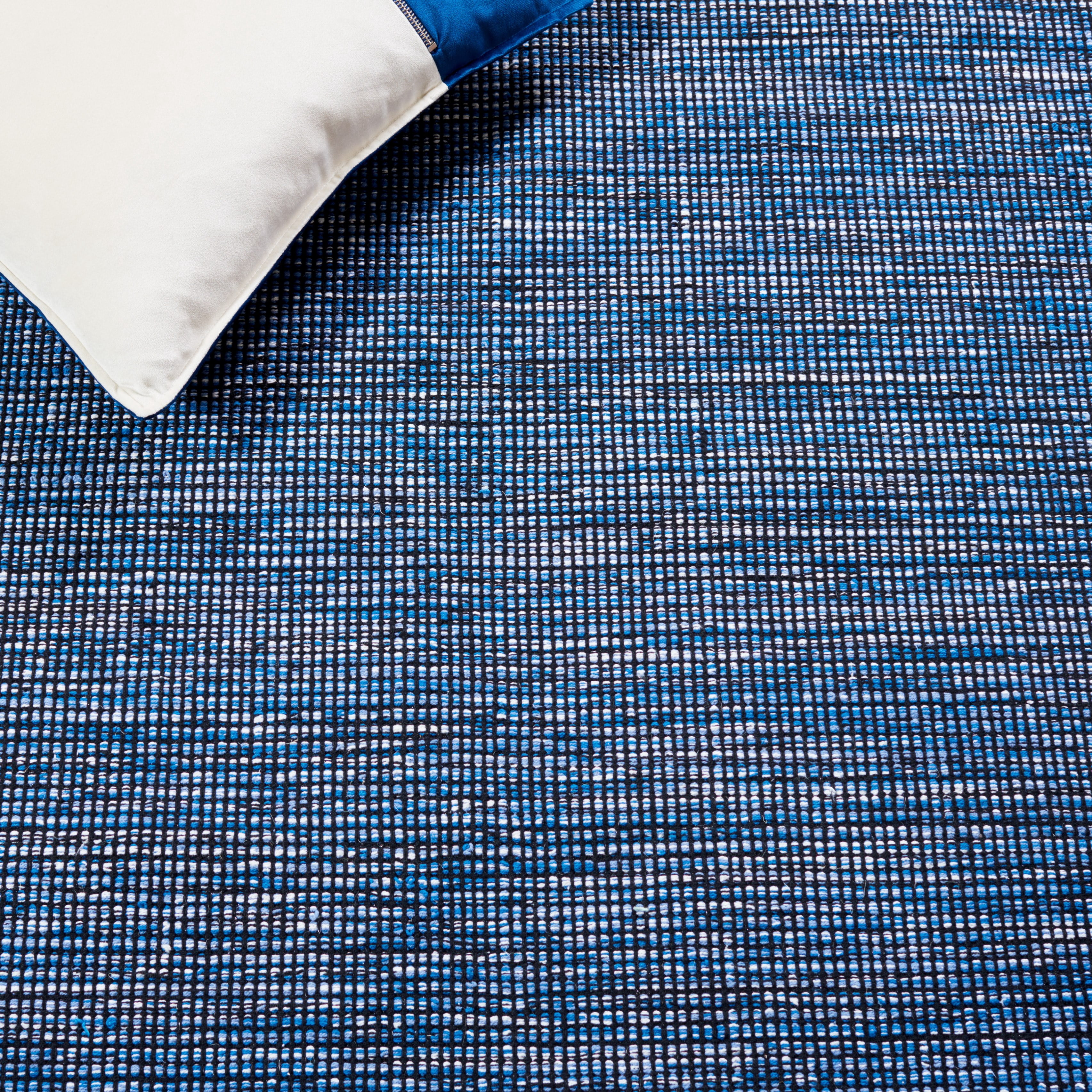 SAFAVIEH Montauk Kelsey Distressed Cotton Area Rug, Blue/Black, 6' x 6' Round