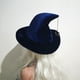 thumbnail image 4 of Sombrero de Bruja Azul de Halloween, Cubrebocas de Encaje y Disfraz de Mago, Tafetán de Poliéster, Diseño Clásico, Ligero y Reutilizable, Perfecto para Fiestas de Halloween, Cosplay, Talla Única., 4 of 6