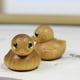 thumbnail image 1 of pstuiky Adorno de escritorio con forma de patitos amarillos de dibujos animados tallados en madera. Decoración para el hogar., 1 of 9