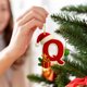 thumbnail image 5 of Colgante de Árbol de Navidad Acrílico 2D | Adorno con Iniciales de 26 Letras | Decoración Navideña de Doble Cara para Árbol de Navidad, Hogar, Mochila y Coche | Regalo Familiar para Fiestas de Navida, 5 of 5