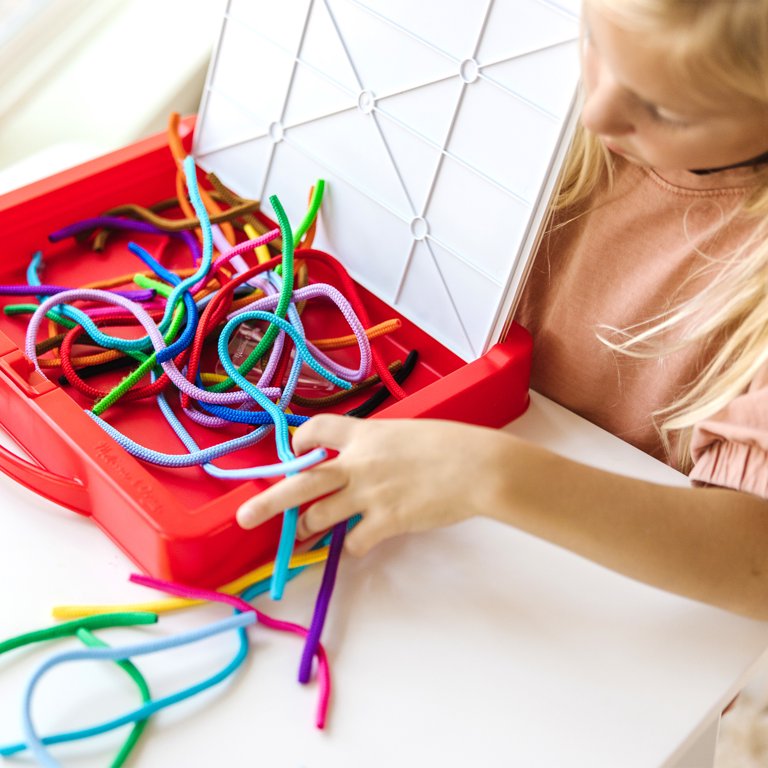Melissa & Doug 40619 Rainbow Cord & Picture Pattern Maker | Arts & Crafts | 3+ | Gift For Boy Or Girl, Multi-Color