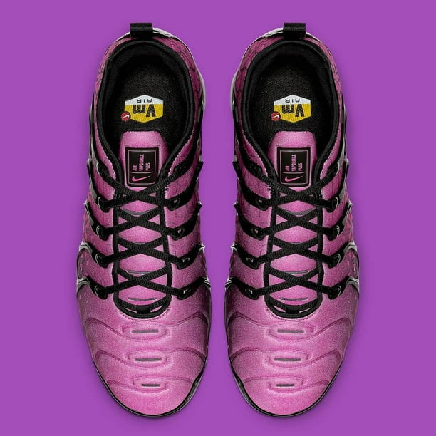 Pink and black vapormax plus deals