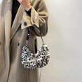 thumbnail image 1 of Bolsa Bolso de axila con estampado animal de cadena Bolso de hombro peludo de felpa para mujer (Estilo 2) JShteea Para Estrenar, 1 of 8