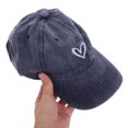 thumbnail image 3 of Gorra de béisbol vintage con diseño de corazón, protección solar, estilo retro y moderno., 3 of 5