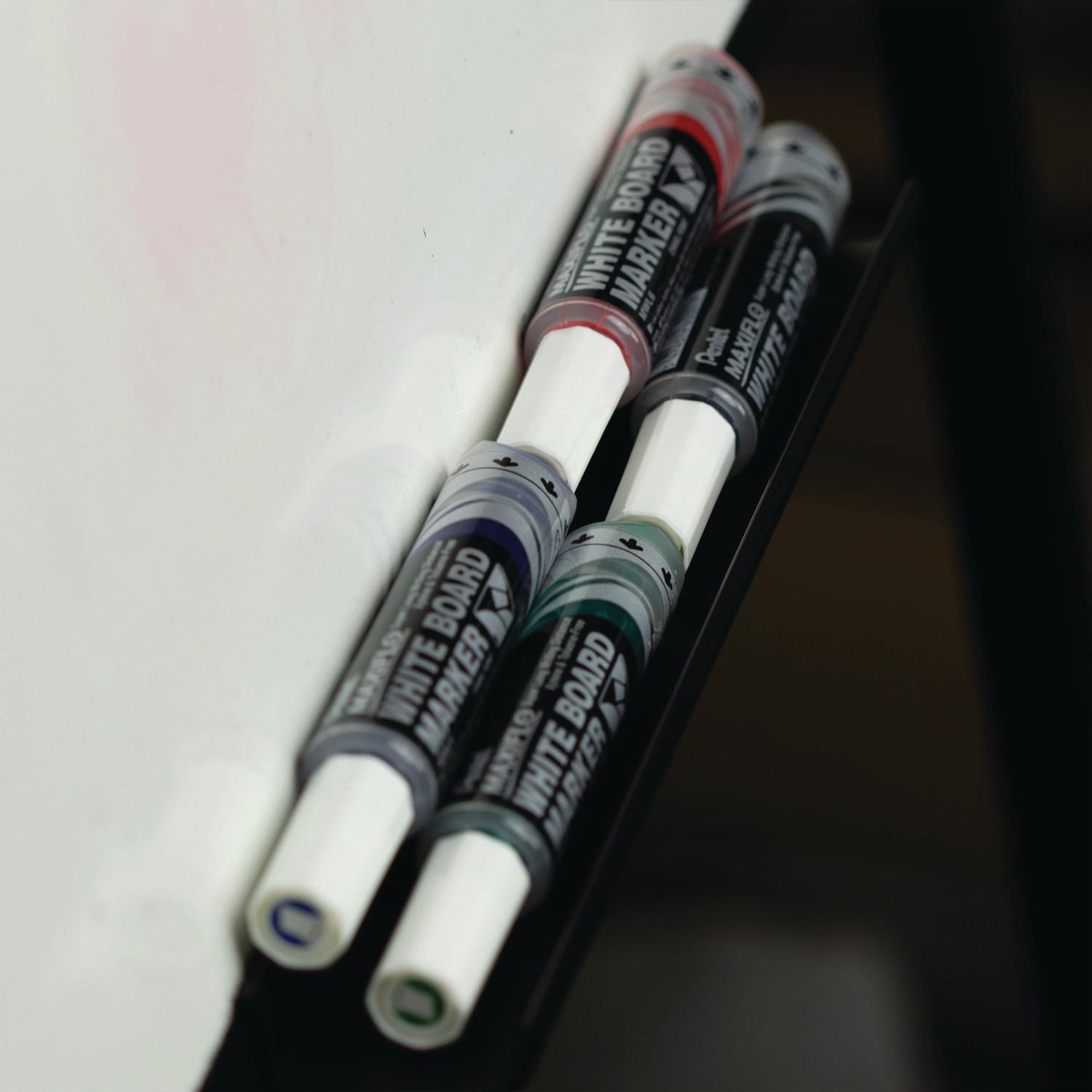 Marqueur pour tableaux blancs, encre liquide. Pointe biseautée. Paquet 4; Noir, Bleu, Rouge, Vert