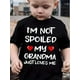 thumbnail image 1 of Camiseta informal de algodón con cuello redondo para niño con estampado "No estoy consentido, mi abuela me ama", corte regular, tejido de punto con apliques y estampado del alfabeto ligeramente elás, 1 of 7