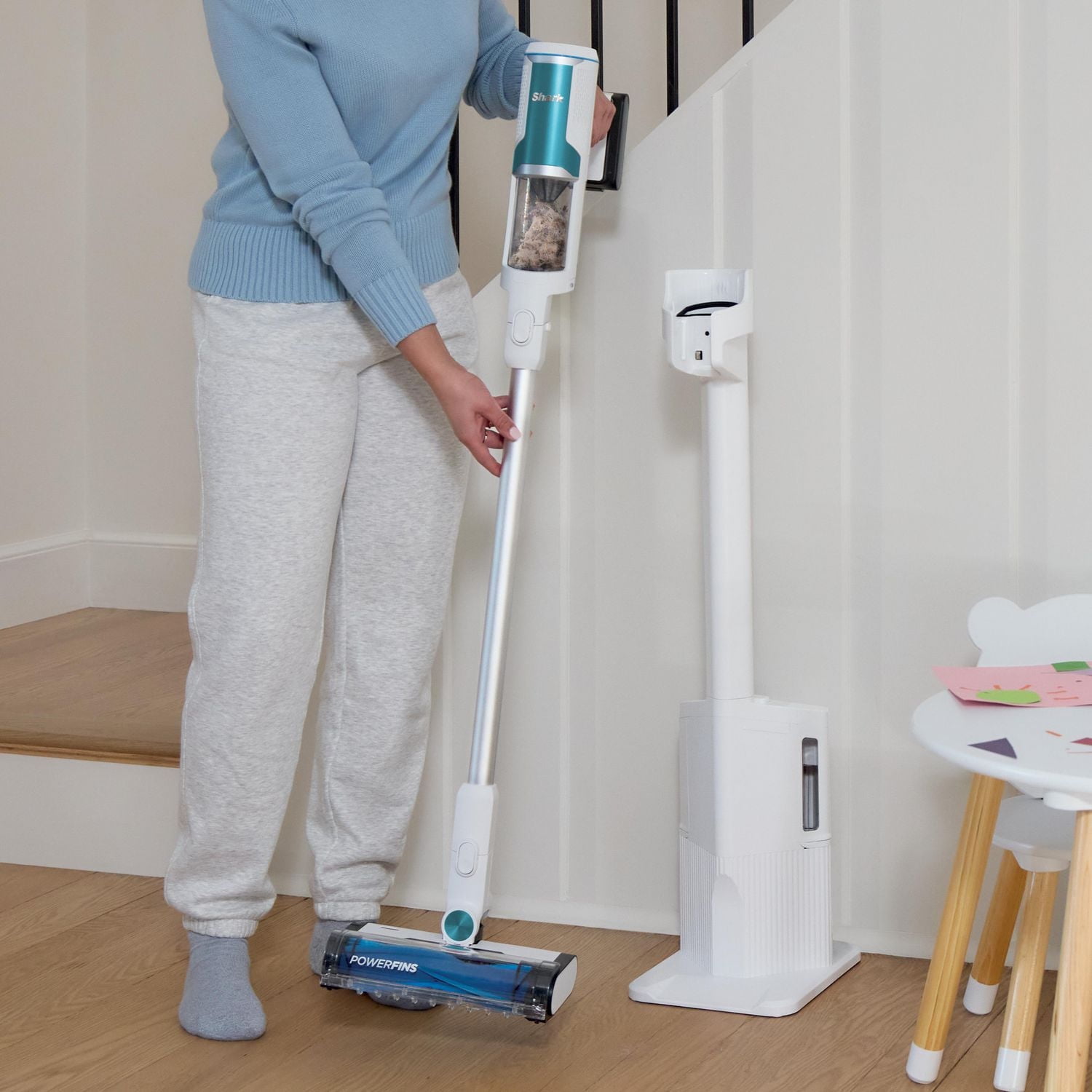 Aspirateur-balai sans fil Propre et vide de Shark® doté d’un système d’évacuation automatique, d’une brosse rotative autonettoyante, d’un système de filtration HEPA et de la technologie antiallergène