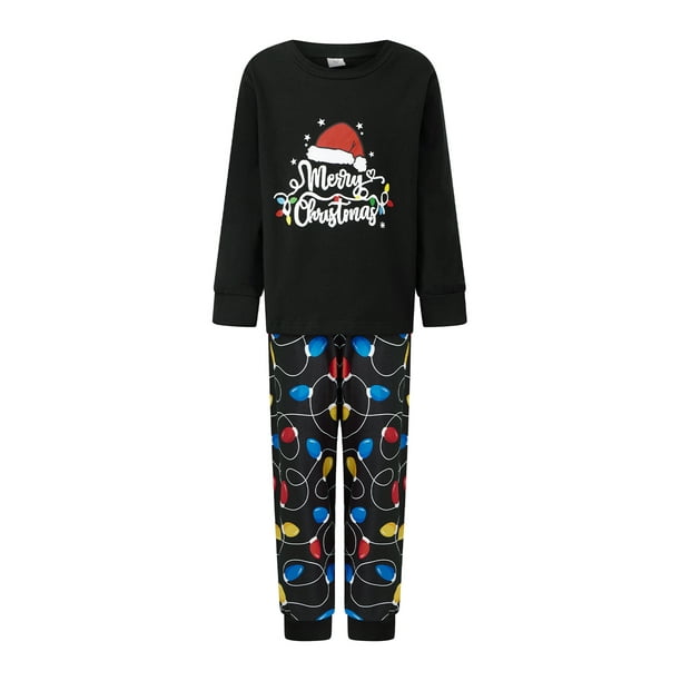 Conjunto de pijamas navideños familiares a juego con estampado de luces de guirnalda de letras. Pijamas de vacaciones para papá, mamá y niños.