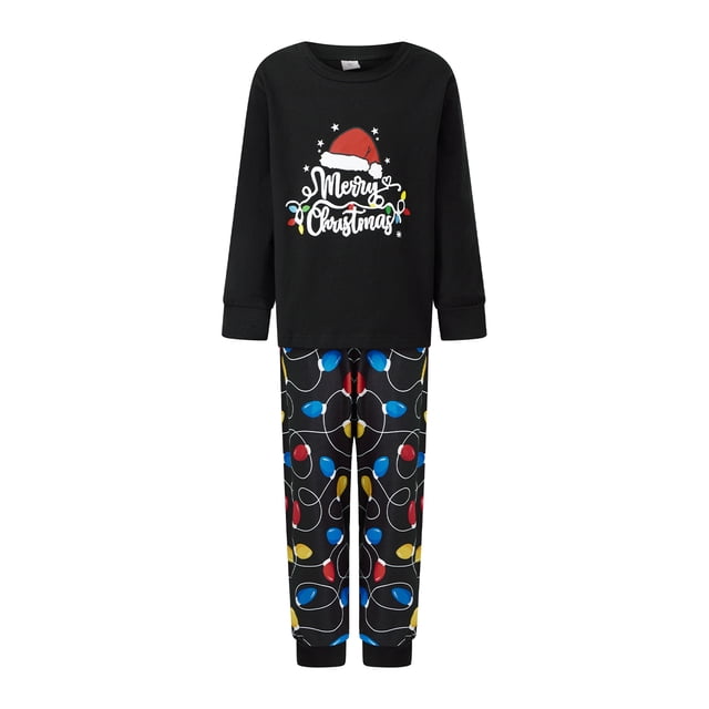Conjunto de pijamas navideños familiares a juego con estampado de luces de guirnalda de letras. Pijamas de vacaciones para papá, mamá y niños.