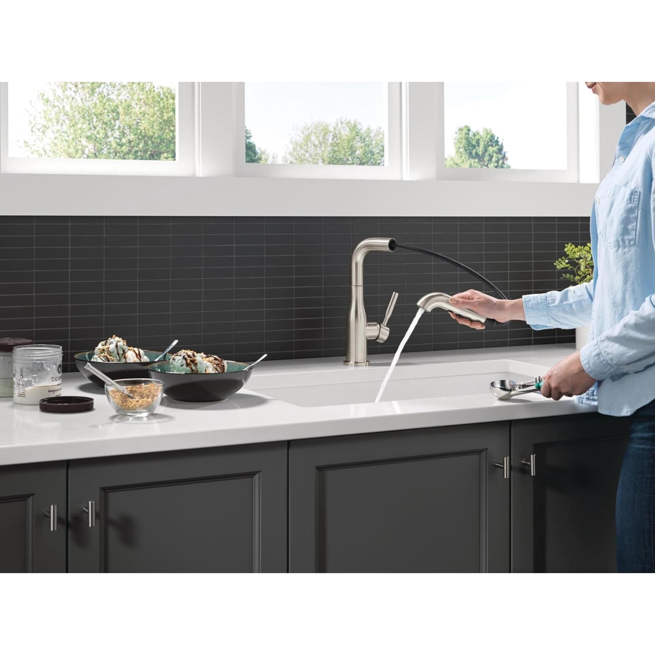 Delta Almari Brushed Nickel Kitchen Faucet with Pull-Out Sprayer, Modern Single Hole Kitchen Sink Faucet, Single Handle, Stainless