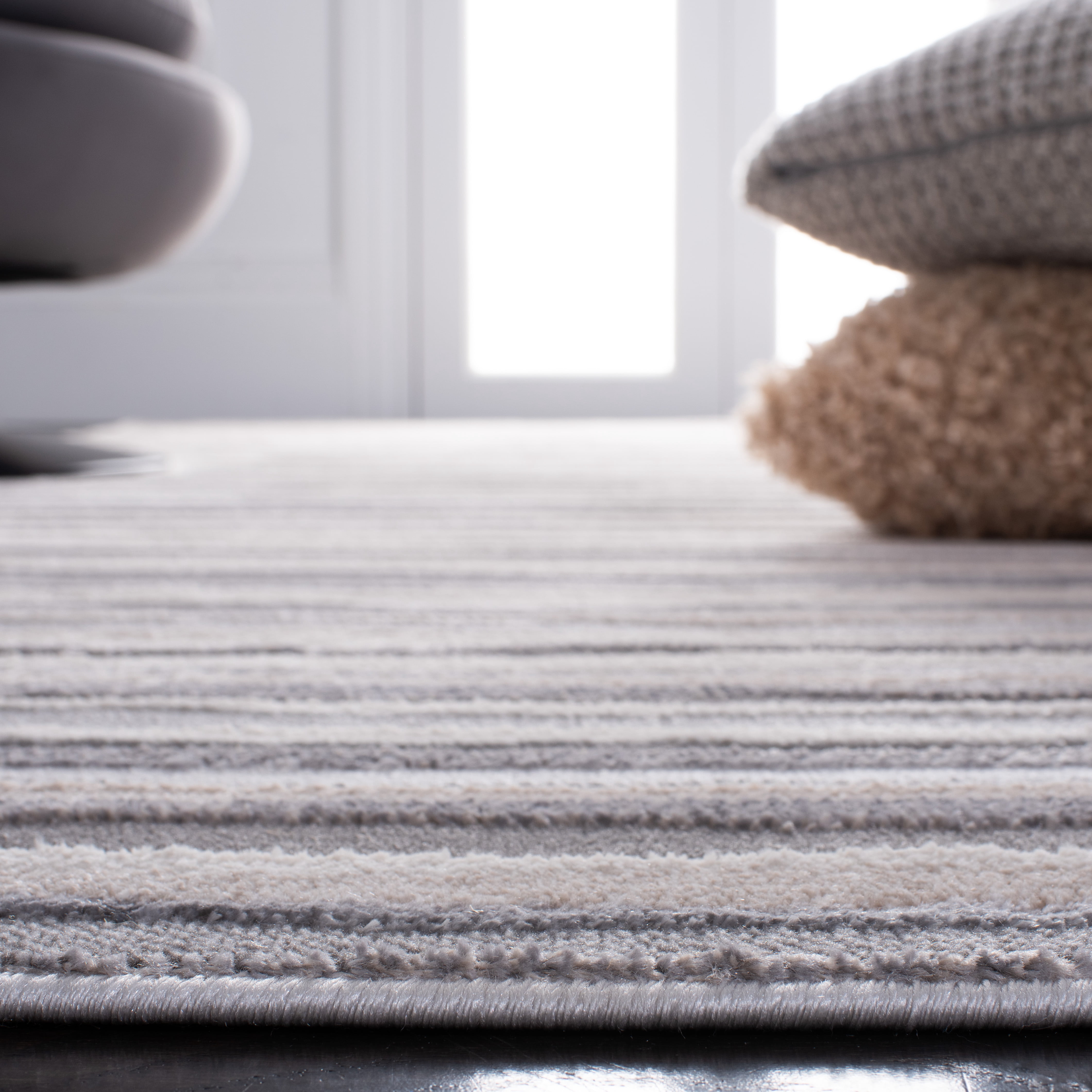Safavieh Lagoon Kandy Striped Area Rug, Ivory/Gray, 5'5" x 7'7"