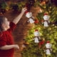 thumbnail image 5 of Mini árbol de Navidad de resina con oso | Decoración para casa pequeña y accesorio para fotos | Decoración navideña blanca para escritorio, repisa o centro de mesa, 5 of 6