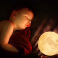 thumbnail image 2 of Lámpara de luna 3d, luz de noche LED Lámpara de luna táctil 3 colores, 15 cm / 5,9 pulgadas de diámetro, luz de noche de luna recargable por USB para dormitorio, sala de estar, cafetería, cumpleaños, Afortunado Sencillez, 2 of 5