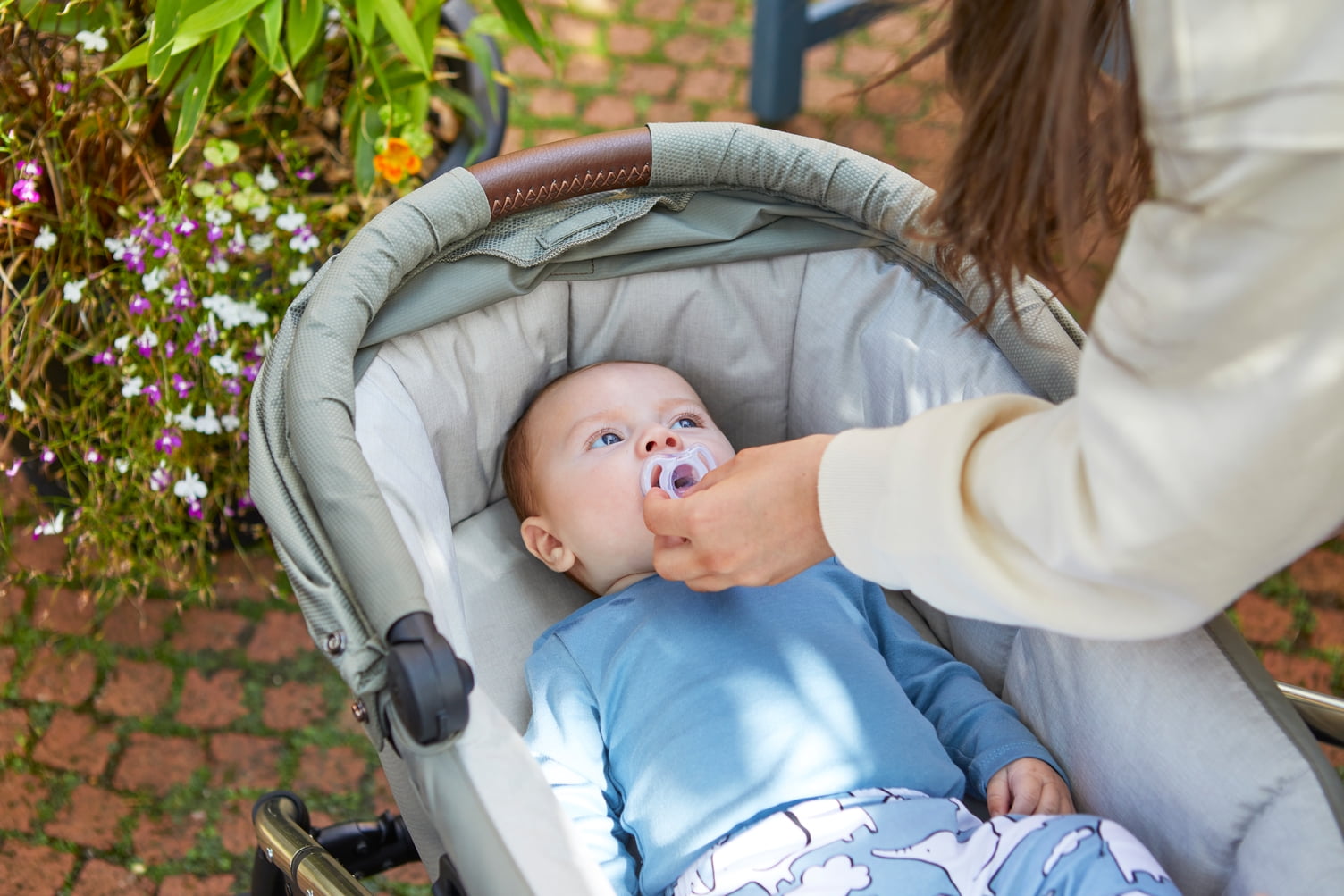 Tommee Tippee Ultra-Light Silicone Pacifier (0-6 Months, 2 Count)  Symmetrical One-Piece Design, BPA-Free Silicone Binkies