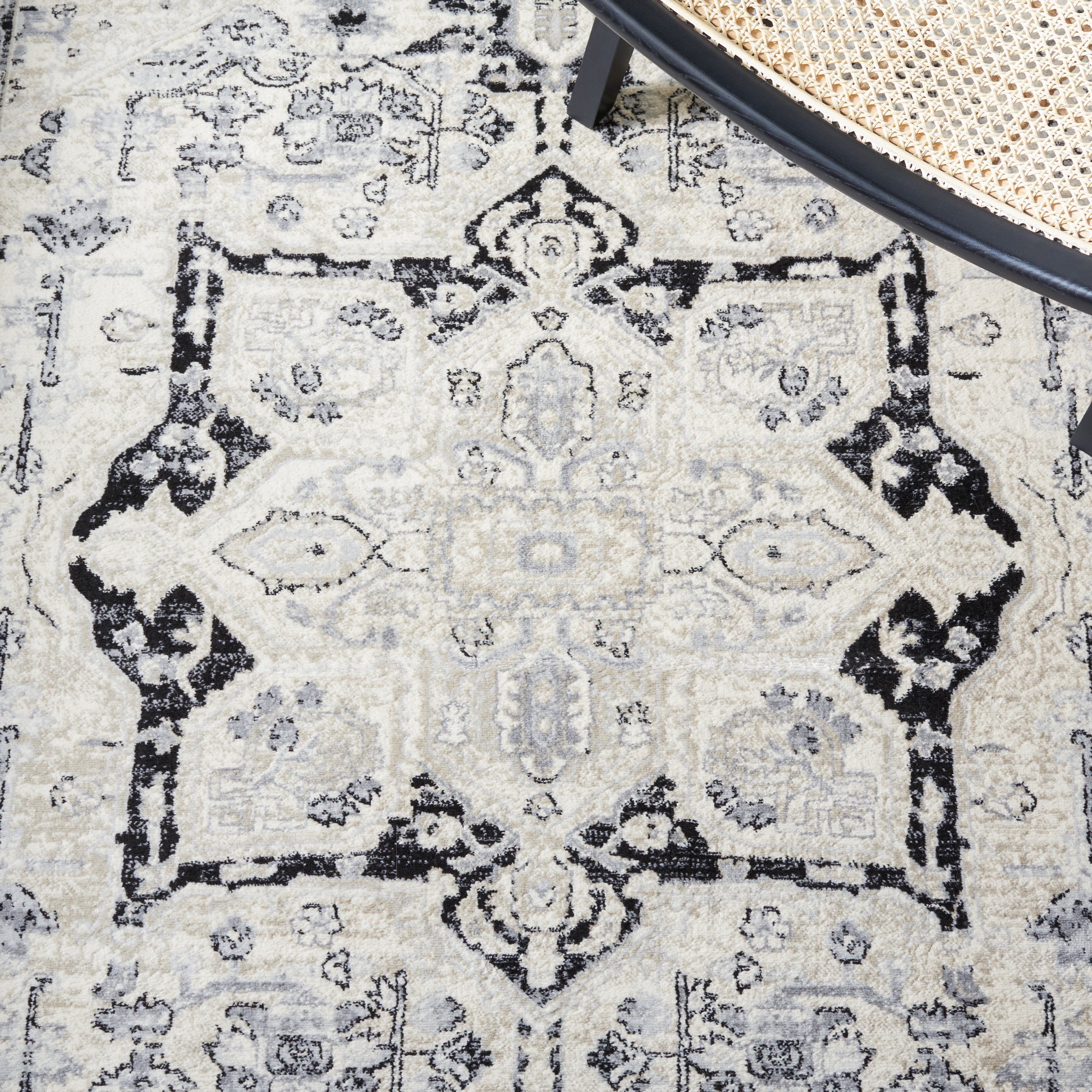 SAFAVIEH Brentwood Ezra Oriental Area Rug, Ivory/Black, 5'3" x 7'6"