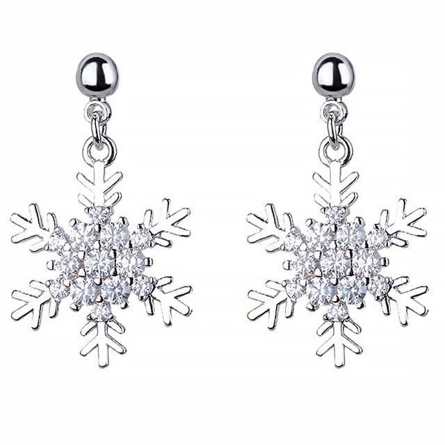 par de pendientes navideños con forma de copo de nieve y diamantes.