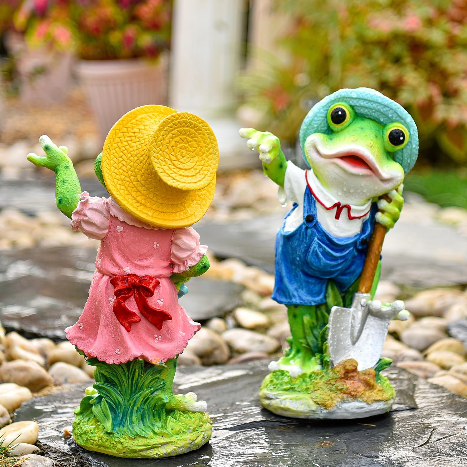 Sungmor Frog Garden Statue Outdoor Decor, Resin Hard-Working Frog Holding Shovel Figurine, Funny Frog Couple Statues for Yard Porch Lawn Decoration, Home Office Frog Ornaments