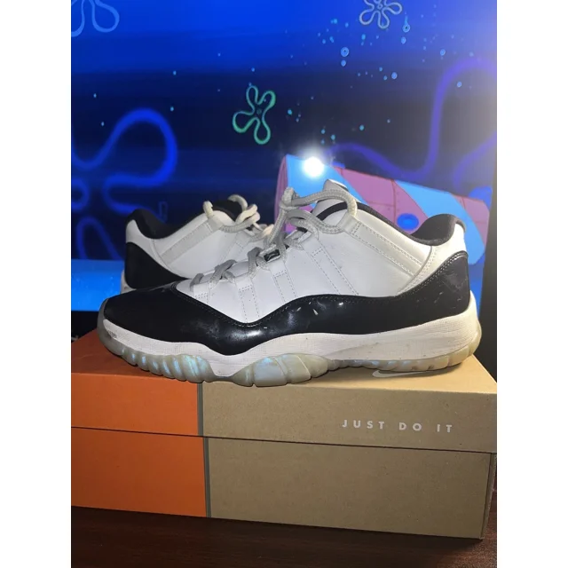 Size 9.5 - Jo r-dan 11 Retro Low Emerald, Easter 2018