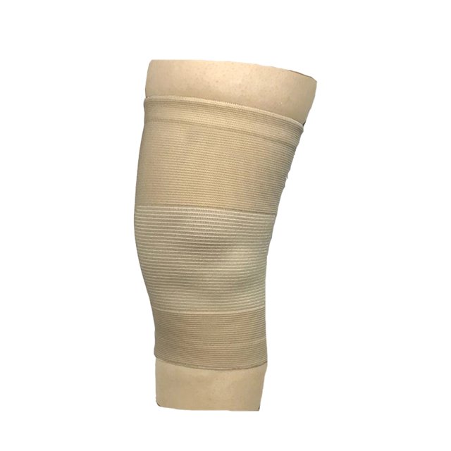 rodillera elastica ortopedica soporte para rodilla deporte, mediana beige con bandas de doble tensión y tejido elástico de compresión, interior de algodón visible en borde, mostrada en vista 3/4 sobre maniquí; indicada para debilidad de rodilla y uso diario, también suele usarse para soporte ligero durante actividad física.